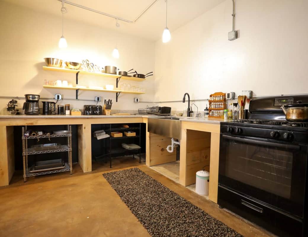We are a "green" / low waste bnb so many of our kitchen items are unique. While we do not offer paper towels we have stacks of reusable rags, compost and refillable dish soaps and hand soap. 