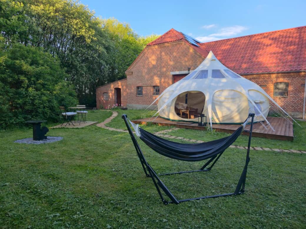 Entspannung pur: Eigener Gartenbereich mit Hängematte am historischen Backsteinhaus.
