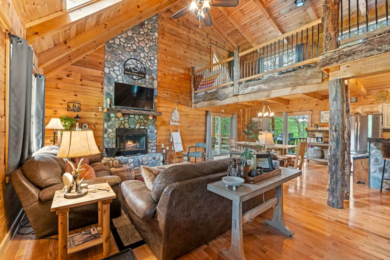 Rustic Ridge Lodge Great Room at this 4 BR plus 4 Bed Open Loft Cabin Rental in Hocking Hills O