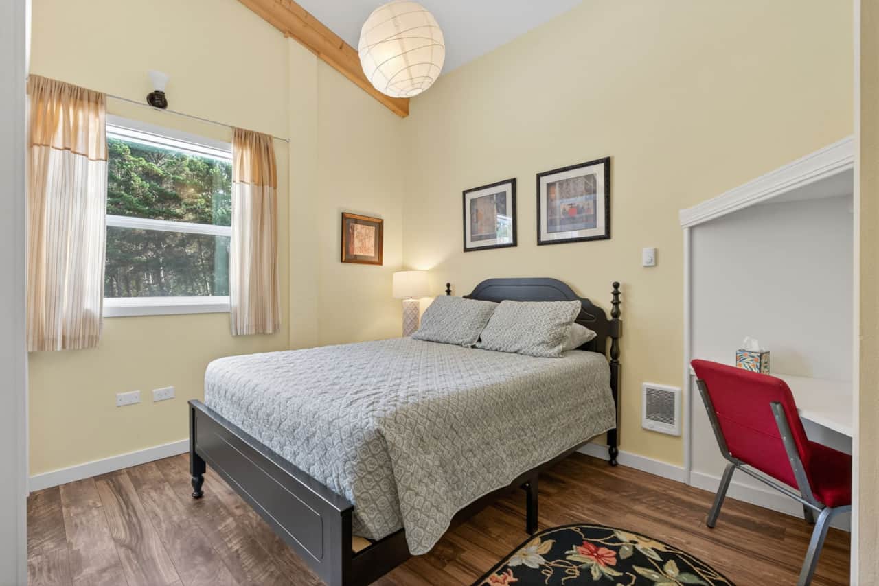 Upper Queen room has a desk.jpg