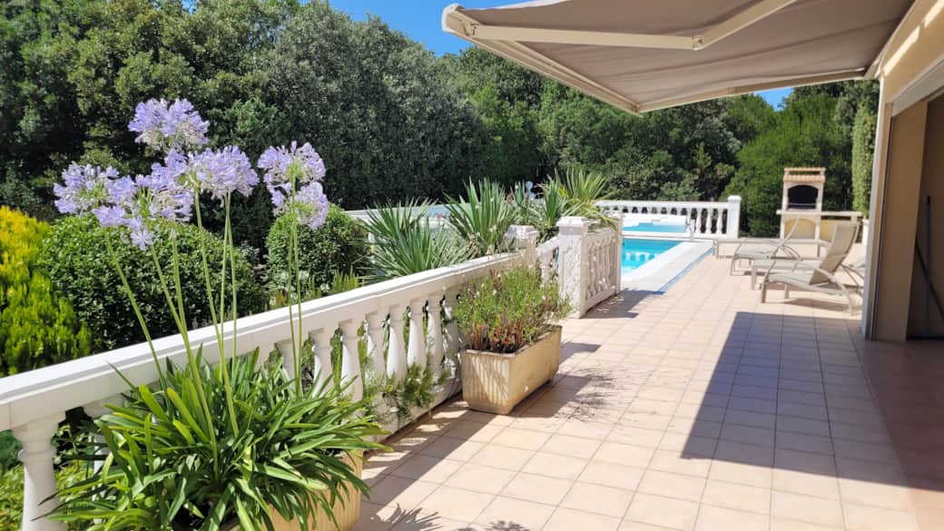 Große 70 m² Terrasse mit Doppelmarkise, um die Sonne zu genießen.