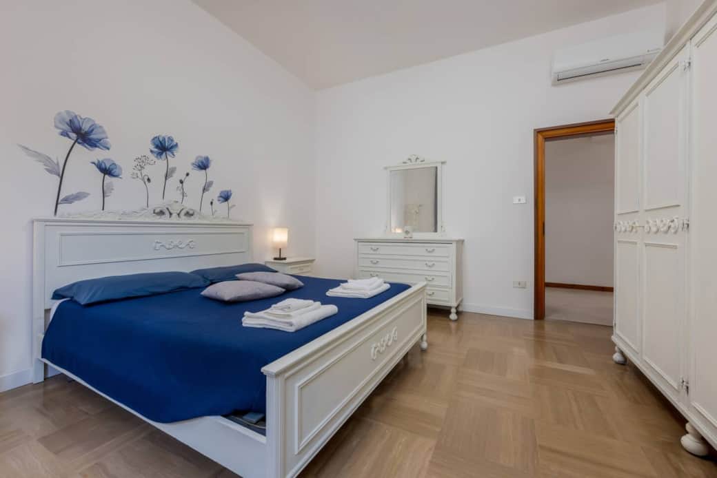 Spaziosi armadi e cassettiere per riporre i vostri bagagli Spaziosi armadi e cassettiere per riporre i vostri bagagli