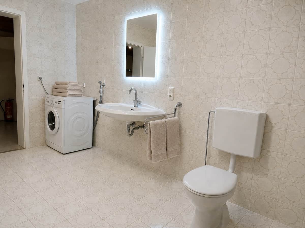 Badezimmer mit Waschmaschine