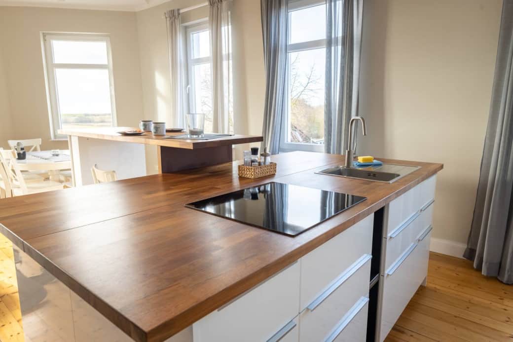 Eine offene Küche mit Induktionsherd, Ofen und natürlich Geschirrspüler lädt zum geselligen Kochen ein