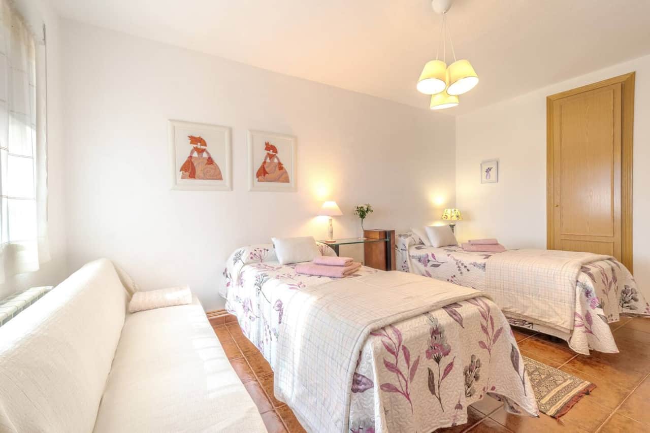 Dormitorio con dos camas individuales