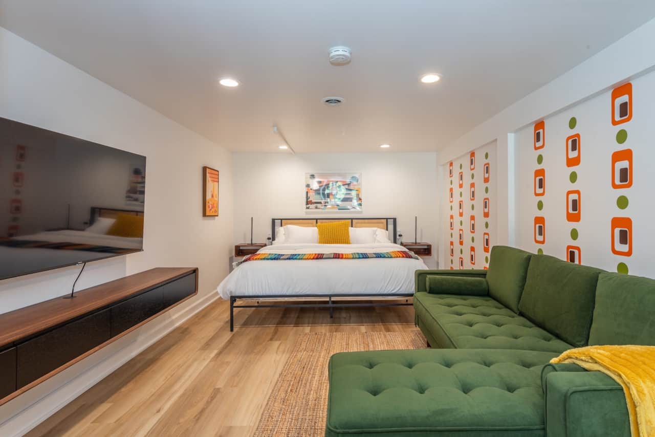 Lower-Level King Suite & Lounge