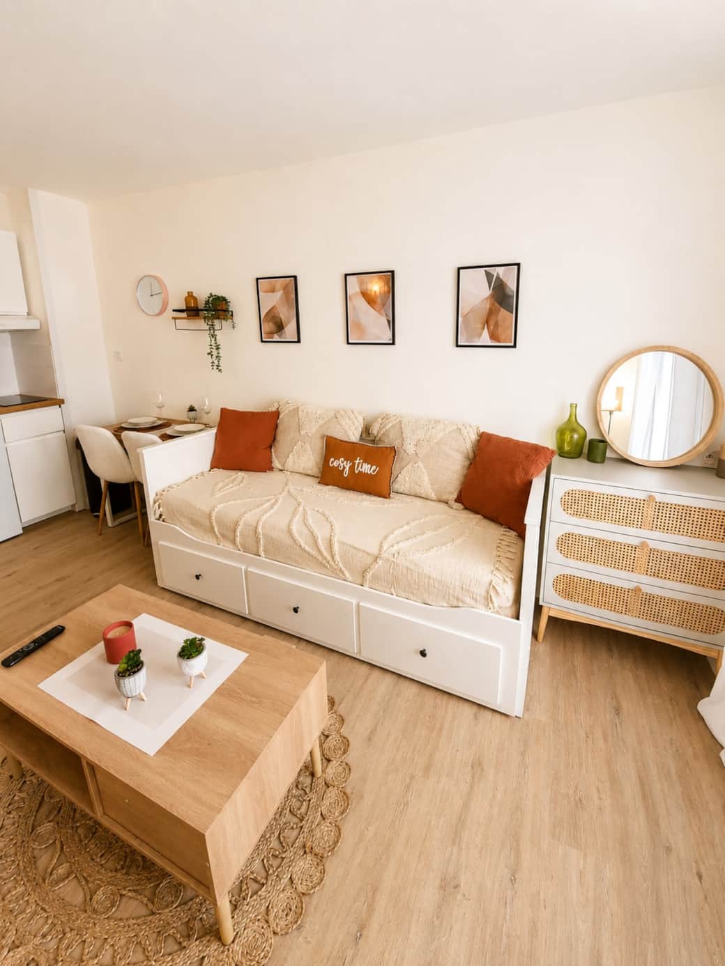 Salon chaleureux avec canapé, décoration élégante et balcon joliment aménagé.