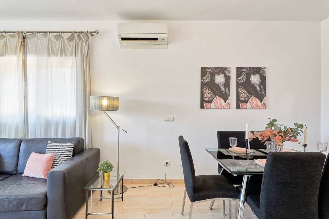 Air conditioning in the living room.