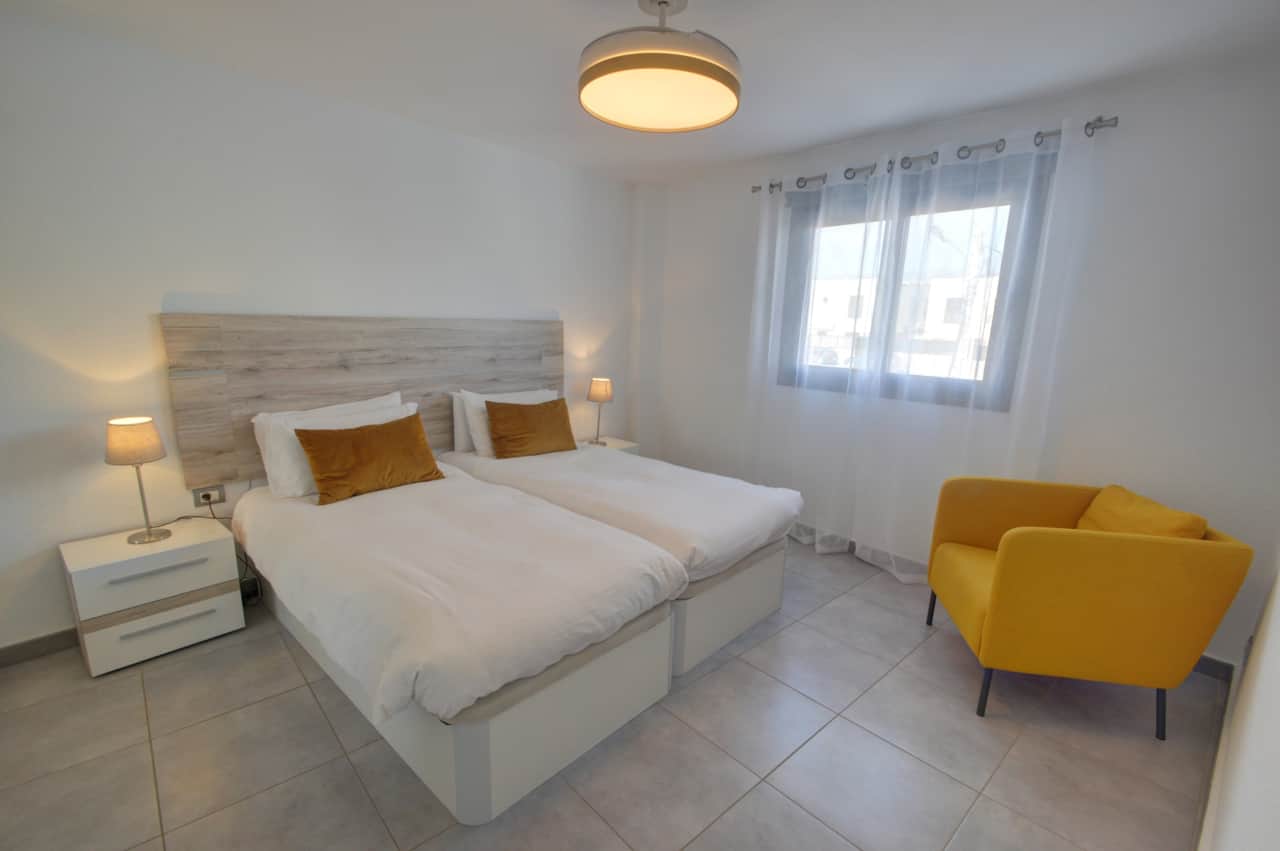 Main bedroom with two single beds