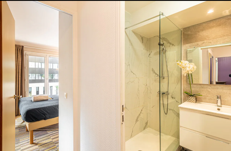 Salle de bain séparée avec douche à l'Italienne