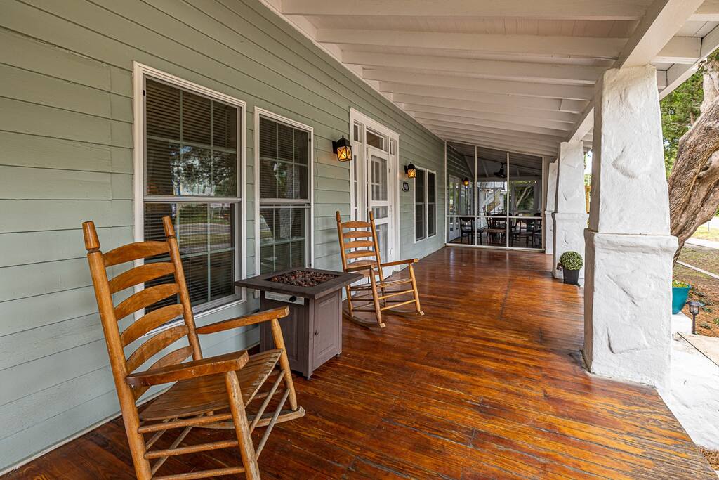 Amazing front porch!