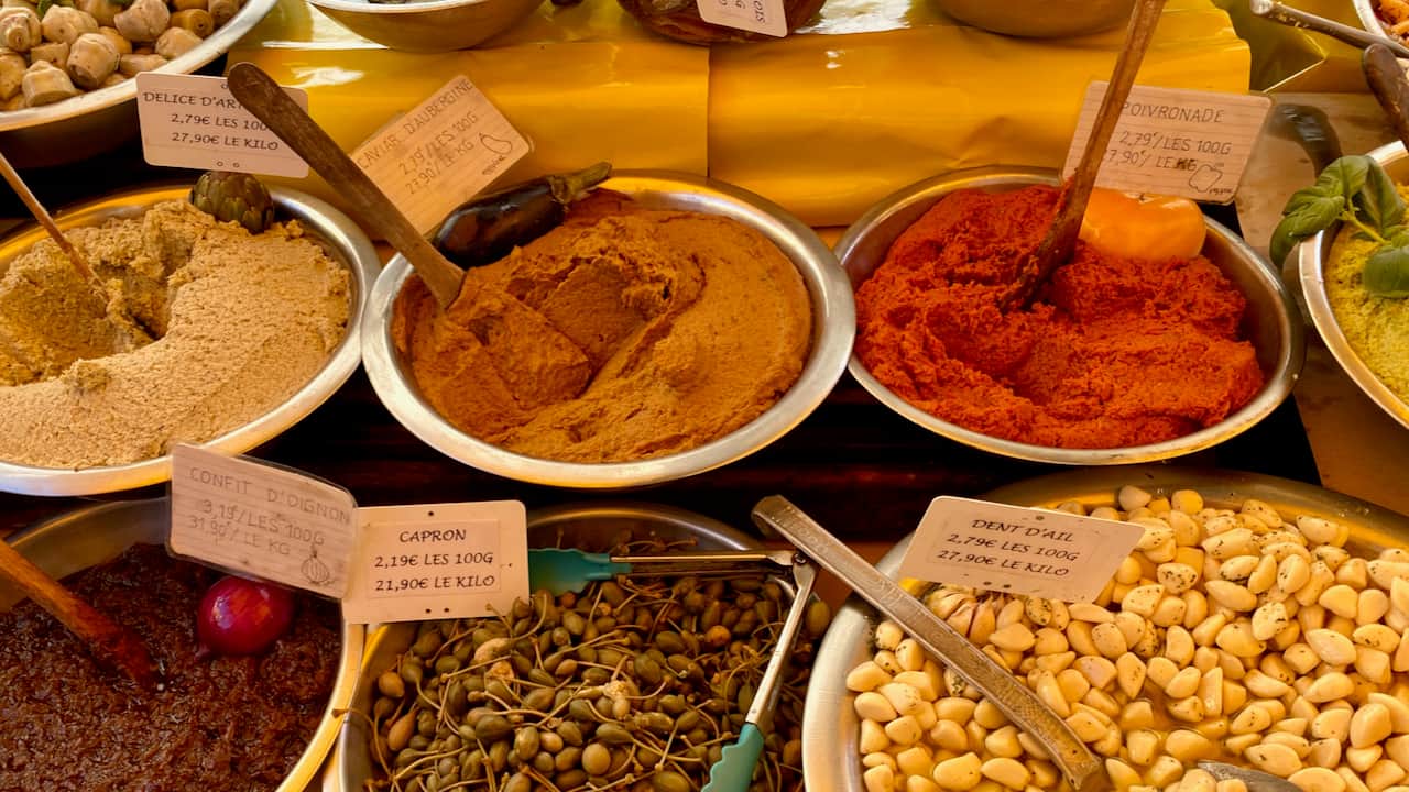 Oliven, Knoblauch und die typischen Tapenaden