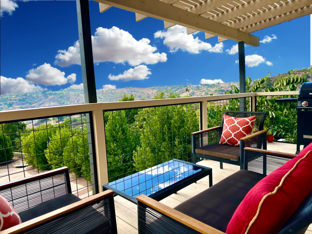 Penthouse Cottage: Large balcony with view, fire pit and BBQ.