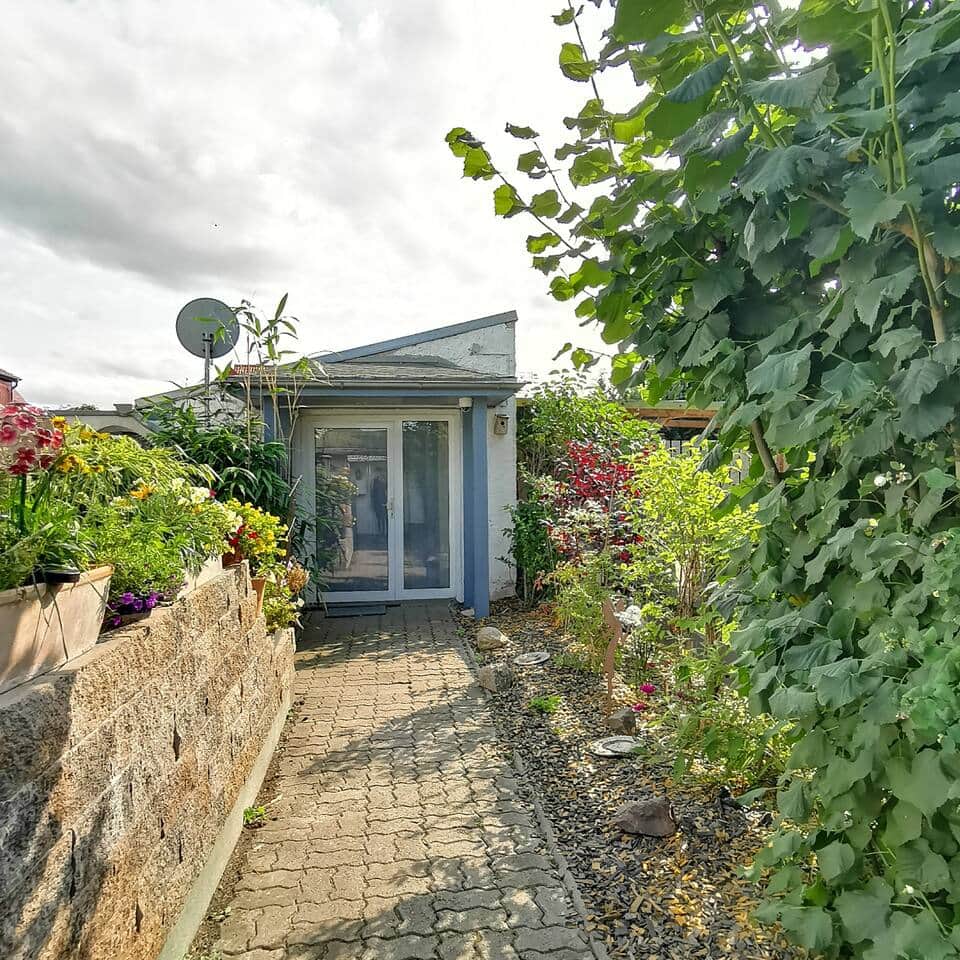 Eingangsbereich des Grundstücks mit Blick auf eine der beiden Eingangstüren der Wohnung 