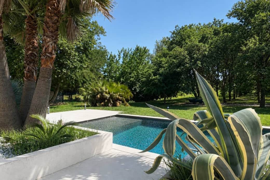 Vue sur la piscine et sur le jardin Vue sur la piscine et sur le jardin