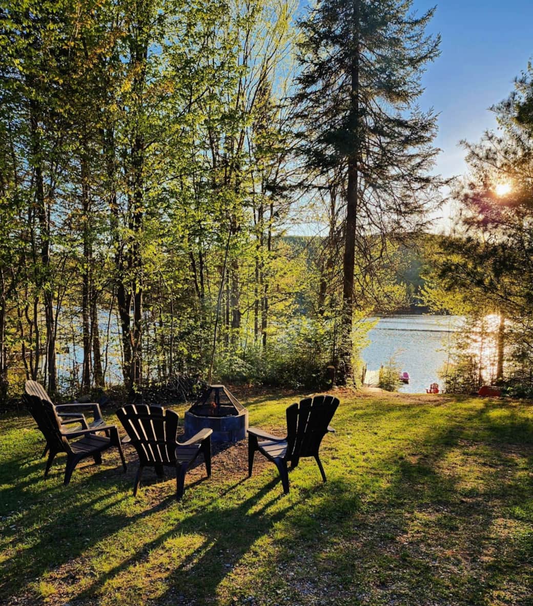 Espace feu bien aménagé avec vue sur le lac Espace feu bien aménagé avec vue sur le lac