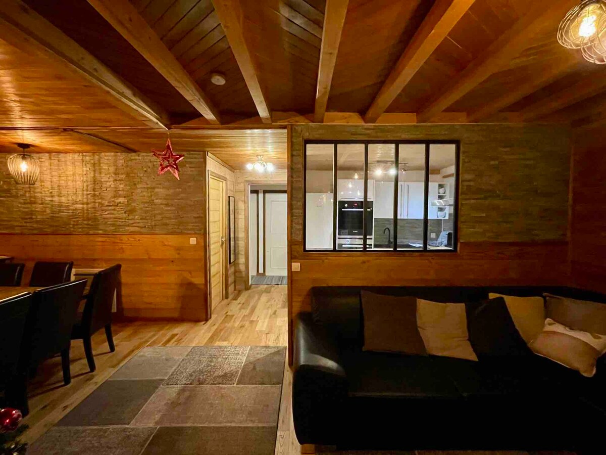 Salon, canapé d'angle et verrière sur la cuisine