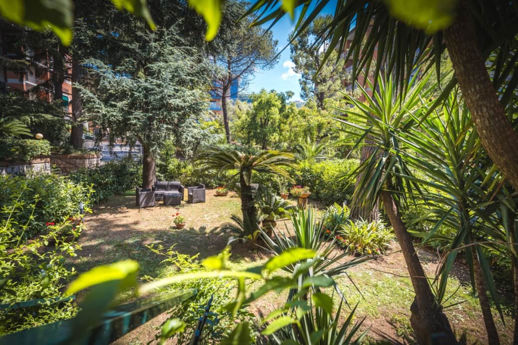 Giardino esclusivo dell'appartamento organizzato con divanetto, sdraio e doccia solare. Giardino esclusivo dell'appartamento organizzato con divanetto, sdraio e doccia solare.