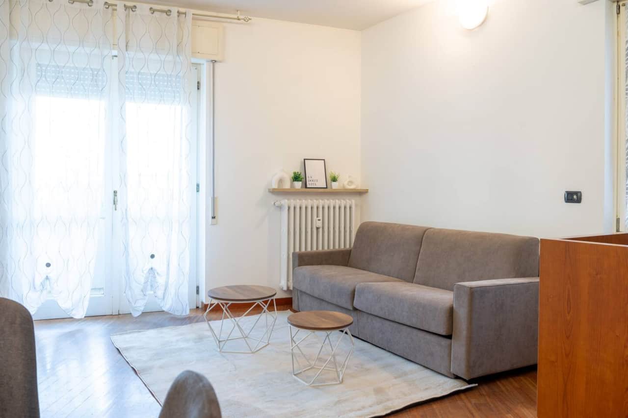 Soggiorno ampio e confortevole con divano, tv e tavolo da pranzo