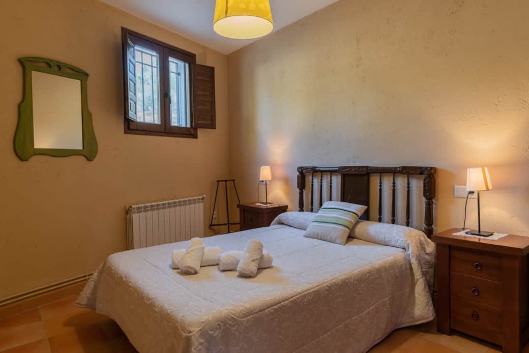 1. Habitación crema. Cama matrimonio. 