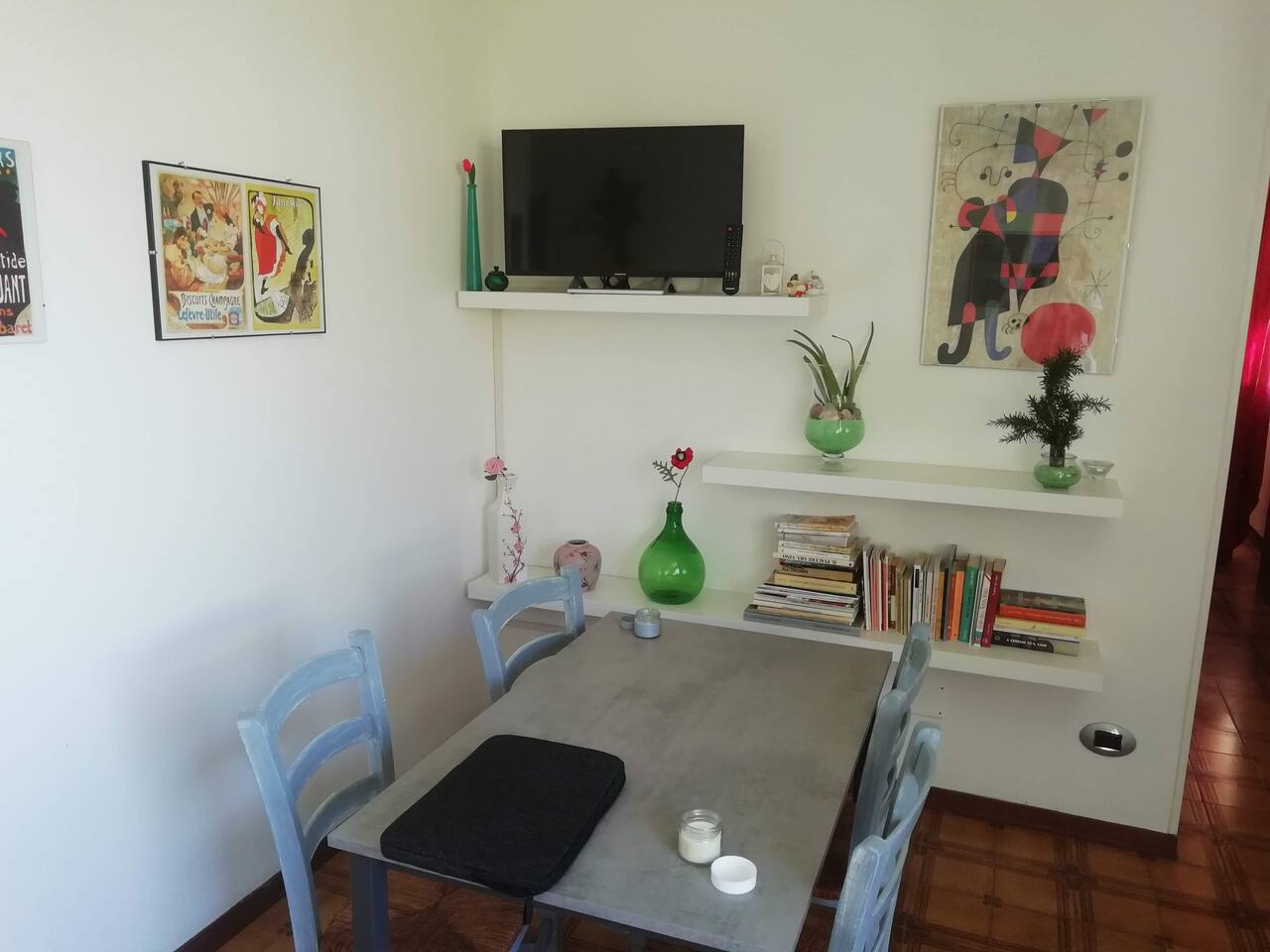 Tavolo da pranzo con TV