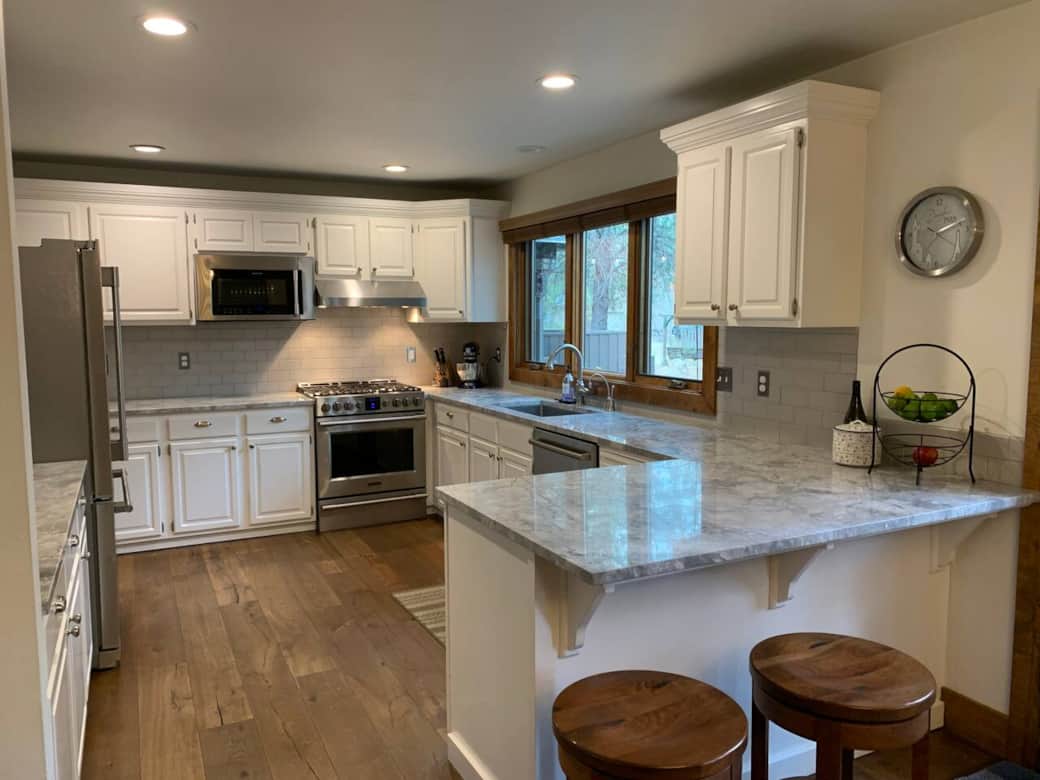 Updated kitchen with gas cooktop
Two swivel barstools for additional kitchen seating Updated kitchen with gas cooktop
Two swivel barstools for additional kitchen seating