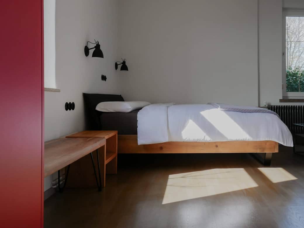 Doppelbett in der warmen Mittagssonne