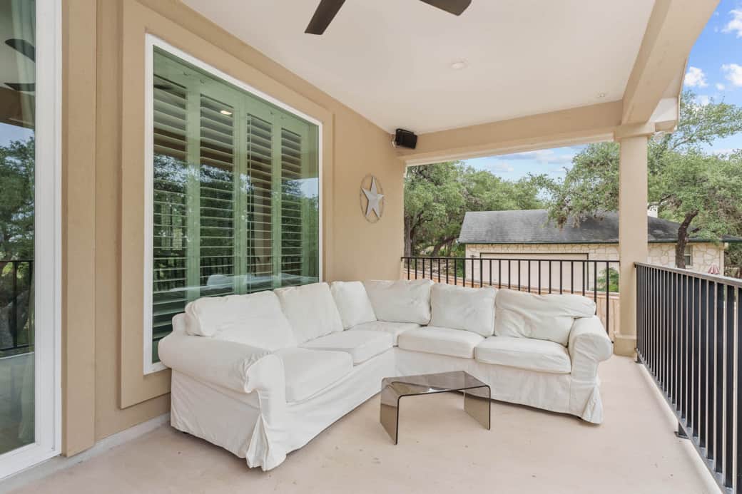 Lounge on Outdoor Patio Furniture Lounge on Outdoor Patio Furniture