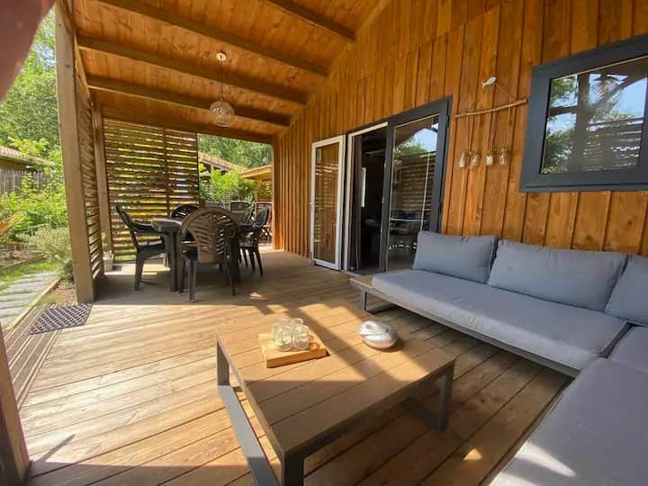 Terrasse semi ouverte avec canapé d’angle pour de bons apéritifs au retour des plages du bassin d’Arcachon.