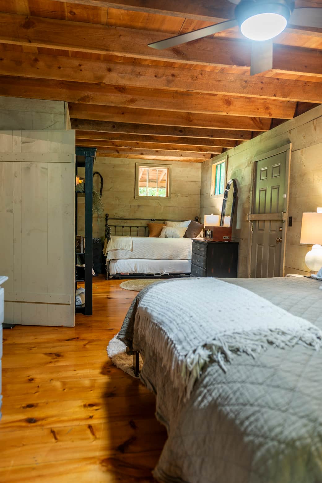 Master bedroom daybed with trundle