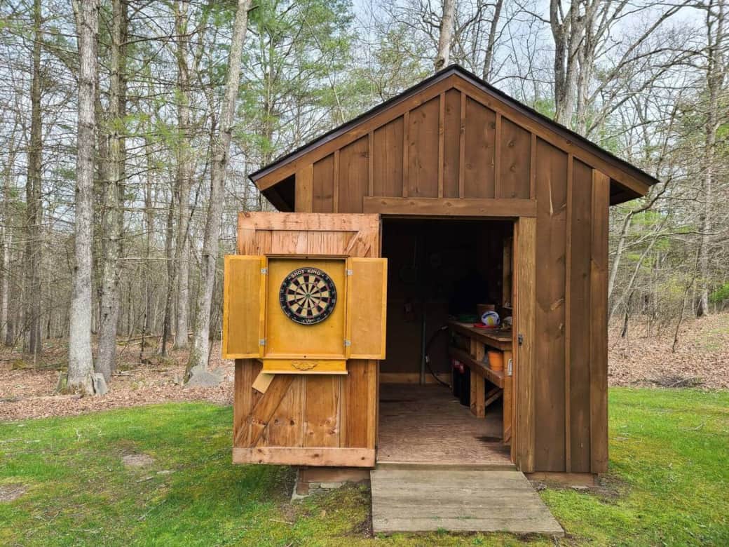 Small hut filled with entertainment. Ping pong, badminton, darts, croquet, floaties etc