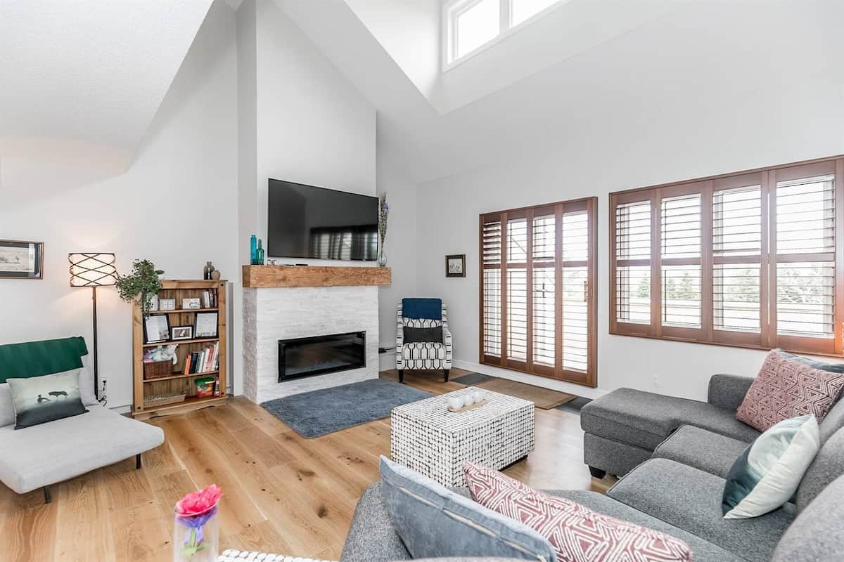 Foldable lounge chair for extra guests. But you may find the large sofa just as cozy. Some toys are there for the kids and everyone can cozy up by the fire.