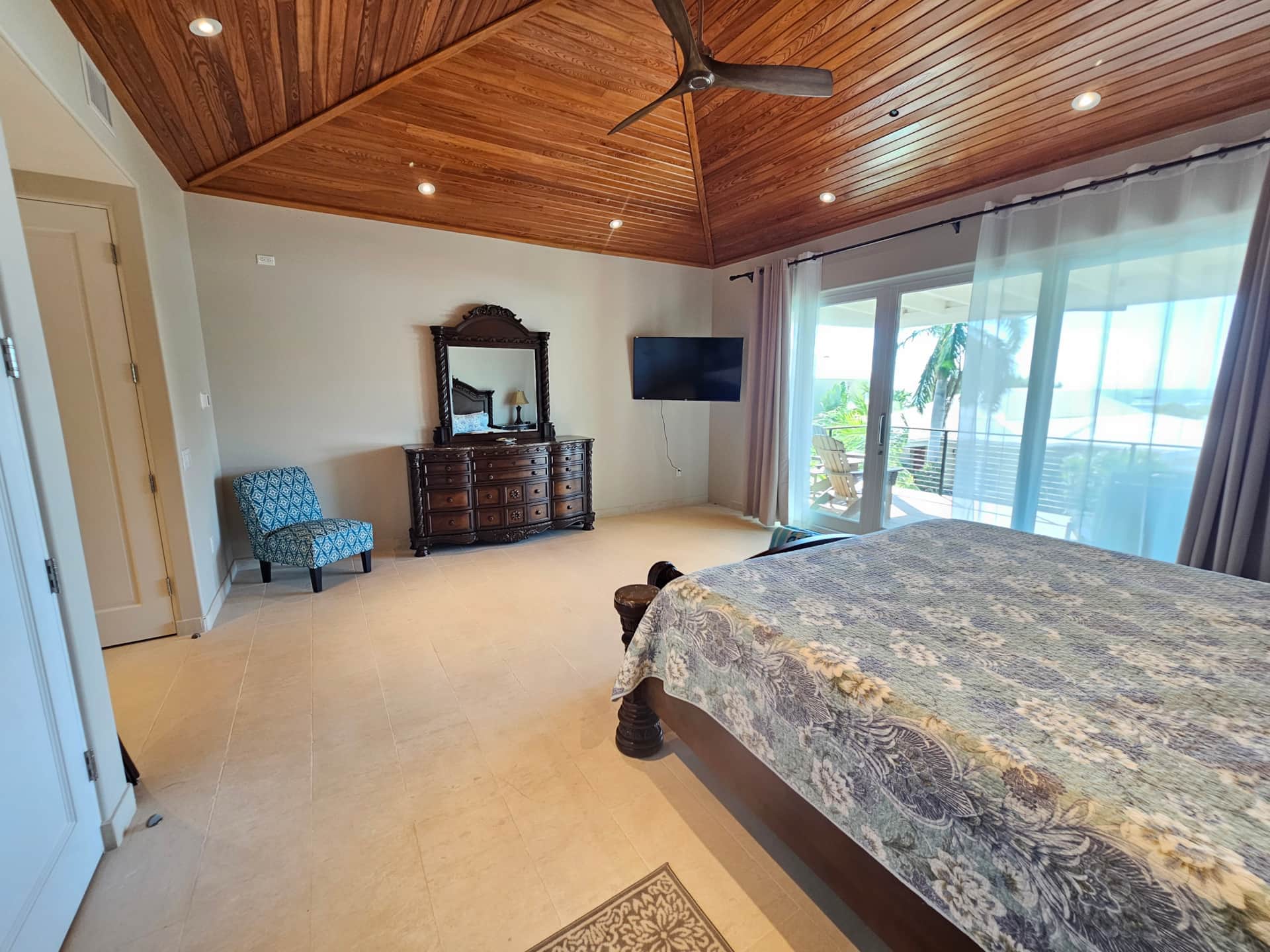 Upper Bedroom 2 King