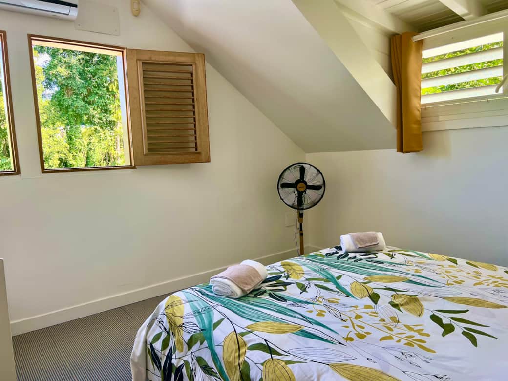 Chambre principale, climatisée, aérée et avec un ventilateur à disposition