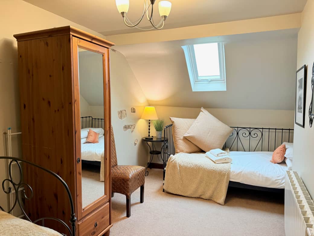Clover Bedroom 2 - Two single beds