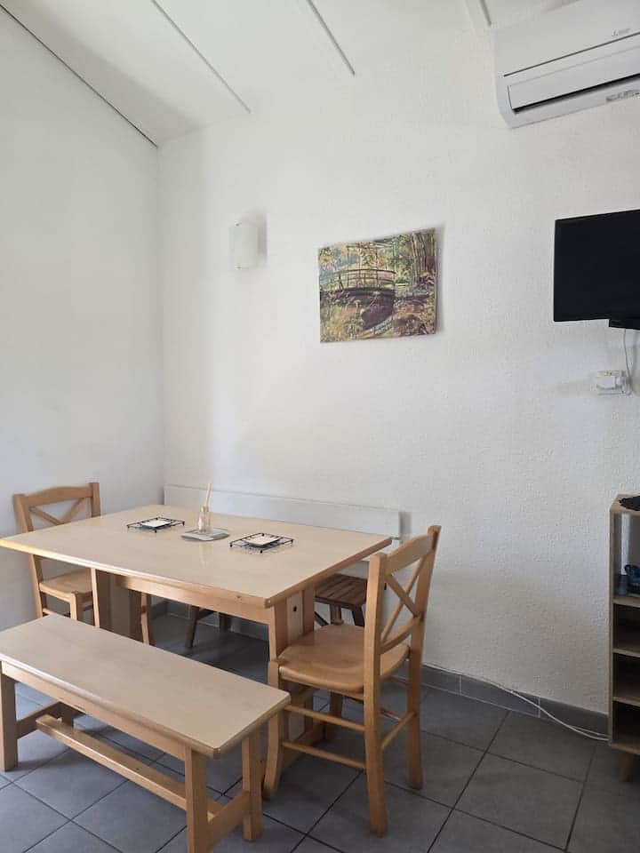 Coin repas lumineux pour des repas confortables.