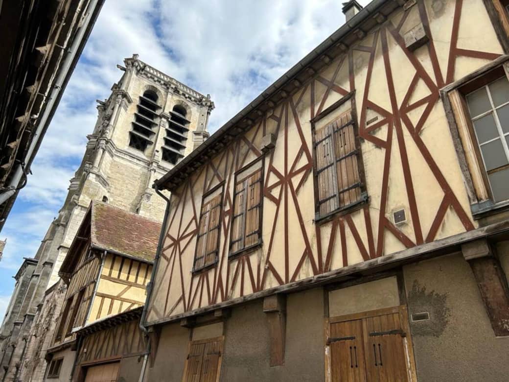 L'immeuble est situé au pied de l'église de la Madeleine.
