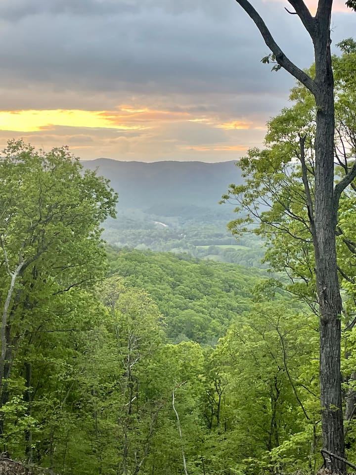 Every day ends beautifully here: A front-row seat to the mountain sunset extravaganza.