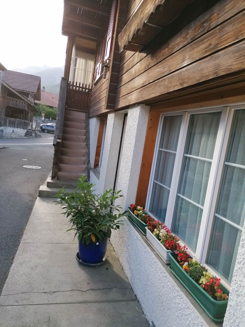 Eigener Eingang
noch eine andere Treppe mit nur 3 Stufen hinter dem Haus für Gehbehinderung. Eigener Eingang
noch eine andere Treppe mit nur 3 Stufen hinter dem Haus für Gehbehinderung.