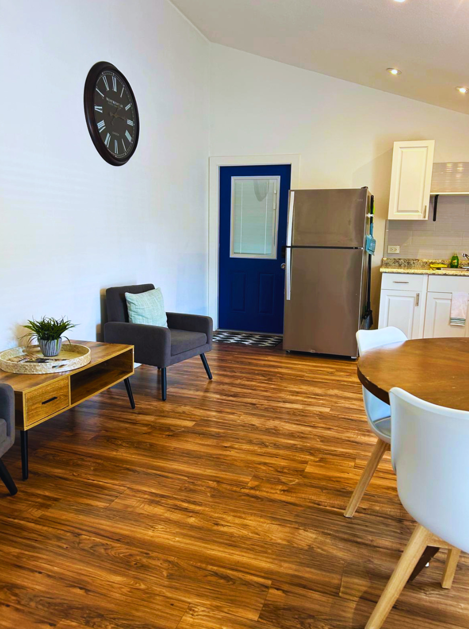 Cozy furnished apartment with kitchen, living room, bathroom & essential amenities. Lakeland, FL