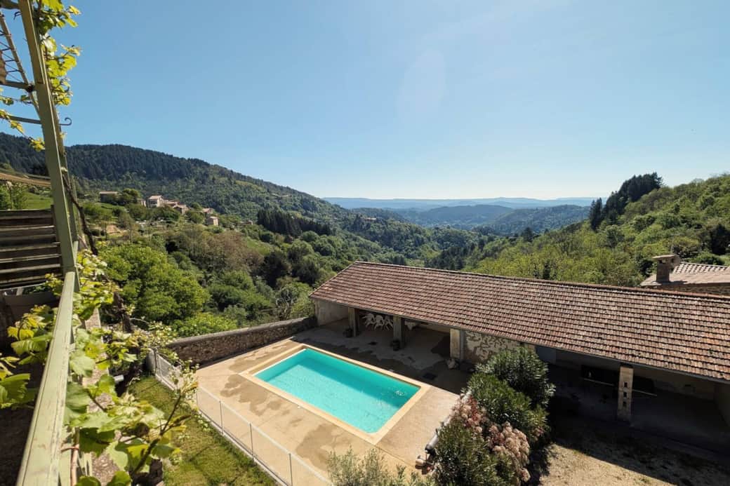 Piscine partagée avec 3 autres logements