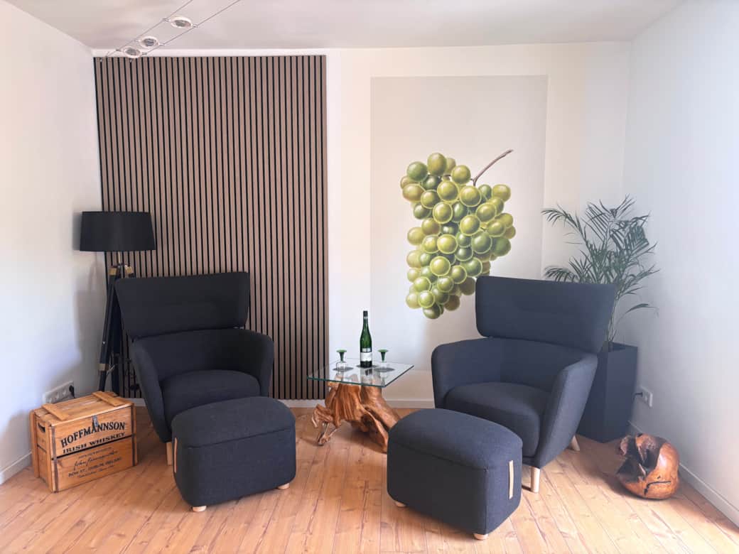 Modernes Wohnzimmer mit Kamin, Brettspiele, Spielekonsole