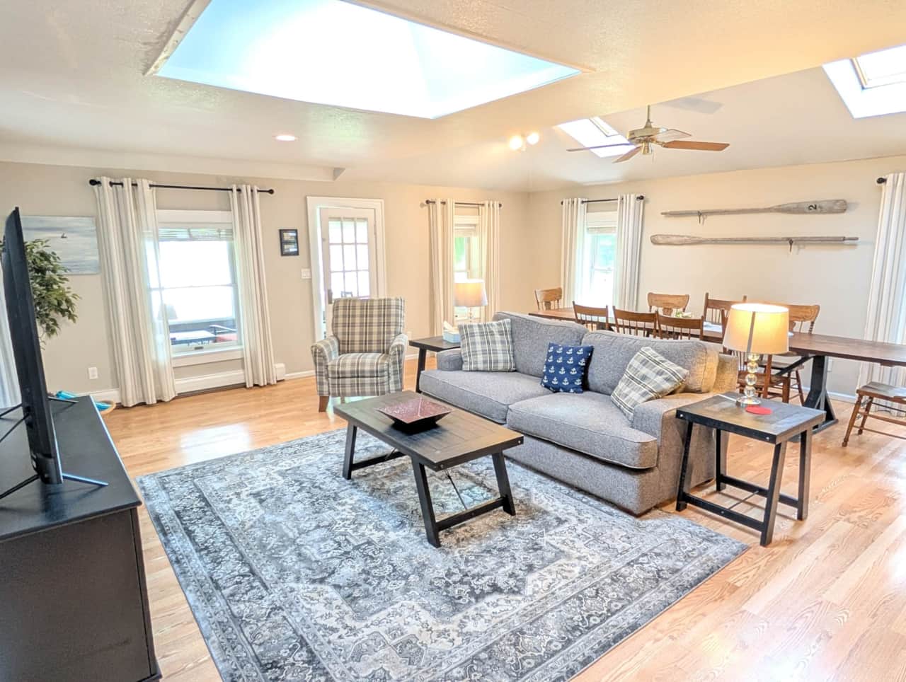 Captain's Quarters - Living Room
