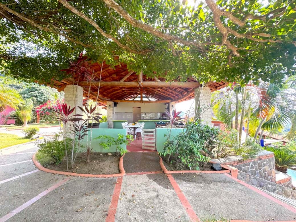 Outdoor kitchen exterior shade walkway