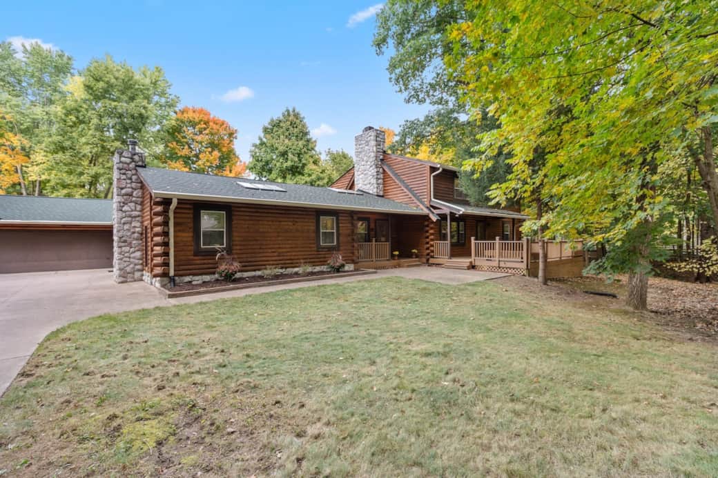 A private, spacious, and modern wooden log cabin retreat just minutes from Broadripple, Butler, and downtown Indy.