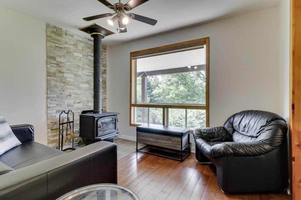 Chalet VYBE – Lac Berger | Salon avec Foyer Chalet VYBE – Lac Berger | Salon avec Foyer