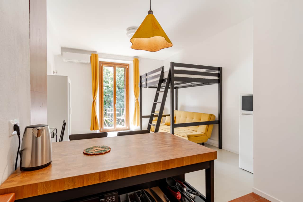 Zona giorno con letto sul soppalco