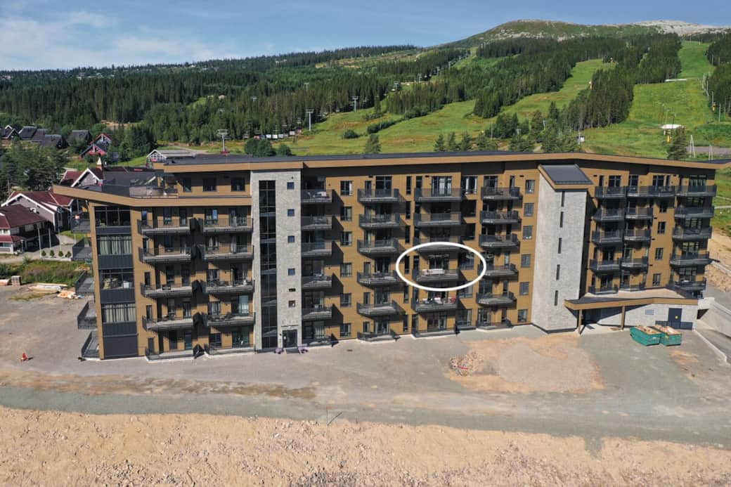 Leiligheten ligger i 3. etasje. I løpet av august/september blir utomhusarealet asfaltert og resirkuleringshåndtering etablert. Foreløpig kastes avfall i container. 