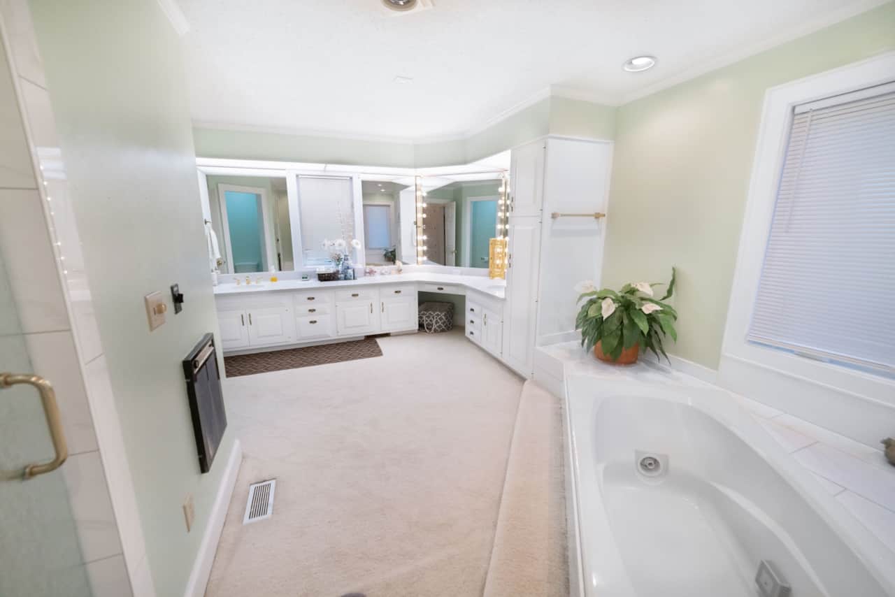 Main Ensuite Bathroom