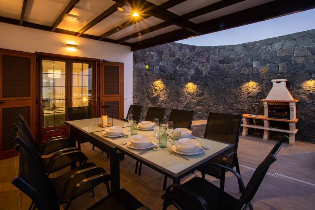 Schattiger Essplatz & Grill der Villa Amana – ideal für Gruppen in Playa Blanca.
